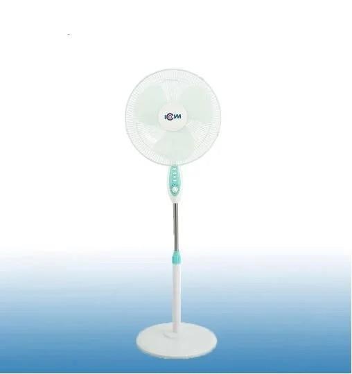 Assoalho baixo redondo que está o azul elétrico mental do fã do refrigerador de ar