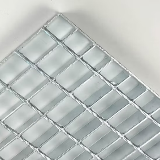 Hot Dipped Galvanized Serrated Steel Grating with 25x5 mm Bearing Bar for High Strength Platforms