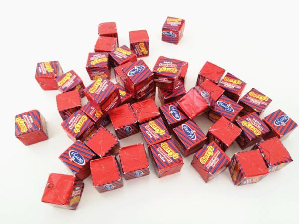 doces do leite do sabor da morango da forma do cubo 2.75g no saco saudável e saboroso