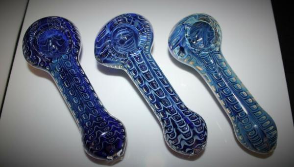 A mão de vidro de 4 1/2” conduz o fumo de cigarro da tempestade da bolha grosso