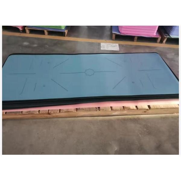 Le GV dégrossi donnent au tapis une consistance rugueuse écologique de yoga de