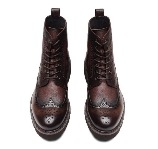 As botas do vestido do couro dos homens do estilo da forma cinzelam botas apontadas vintage de Martin dos homens do dedo do pé