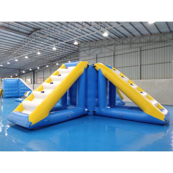 La persona inflable emocionante de los deportes acuáticos 10 explota la torre de la diapositiva