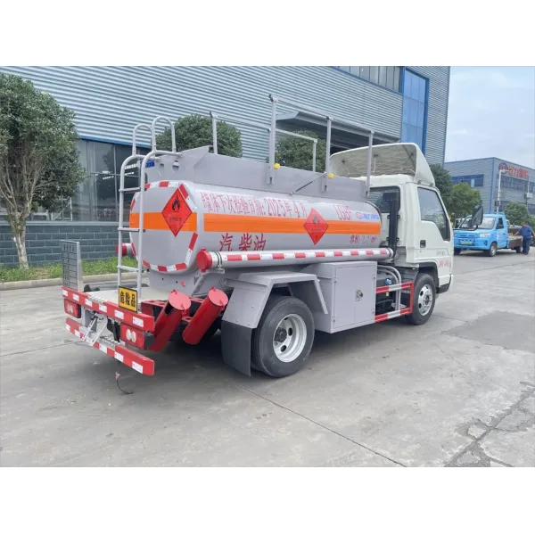 Foton 2000 Liters Small Fuel Tanker Truck for Efficient Transport