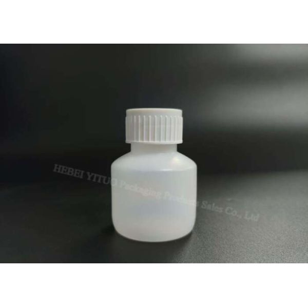 Pequeña botella de medicina de plástico semitransparente para recetas médicas que contiene medicina granular