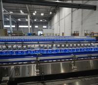 Convoyeur d'emballage automatique de bouteilles pour ligne de production d'eau en bouteille de 42 000 BPH