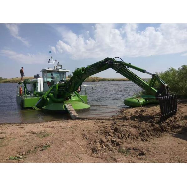 Diesel Engine Amphibious Dredger 500m3/h Water Flow 1500m Discharge Distance