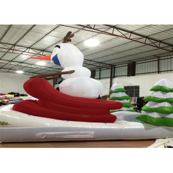 На открытом воздухе украшения рождества крупного плана, коммерческая деятельность с Рождеством Христовым раздувное