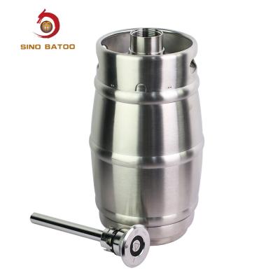 O vácuo dobro da parede isolou o tambor de cerveja de 5 litros