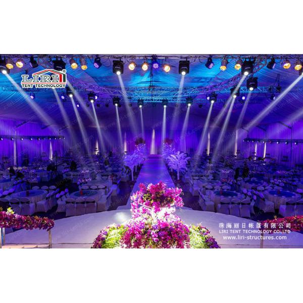 Tente Arabe de crête élevée de 500 personnes avec le toit blanc pour les parties et les mariages extérieurs