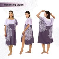 Une serviette de plage poncho en microfibre à capuche