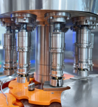 Máquina de rellenar líquida química rotatoria de la estructura 1L con 10 cabezas que capsulan