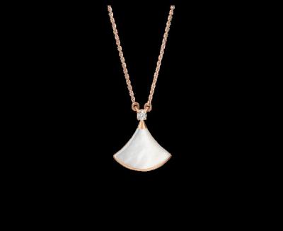  DIVAS’ DREAM necklace in 18 kt pink gold with mother of pearl and pavé diamonds. Ref. 350062 CL856960