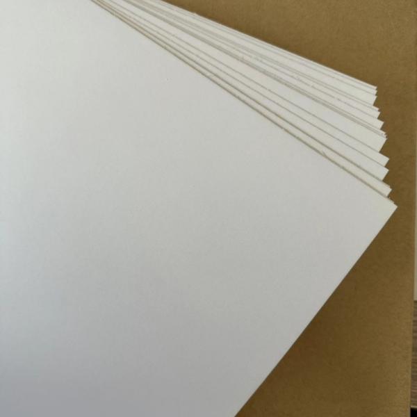 Papel de marfil antiarrugas 210/230/250/270/300gsm FBB/GC1/C1S con celulosa química y estándar