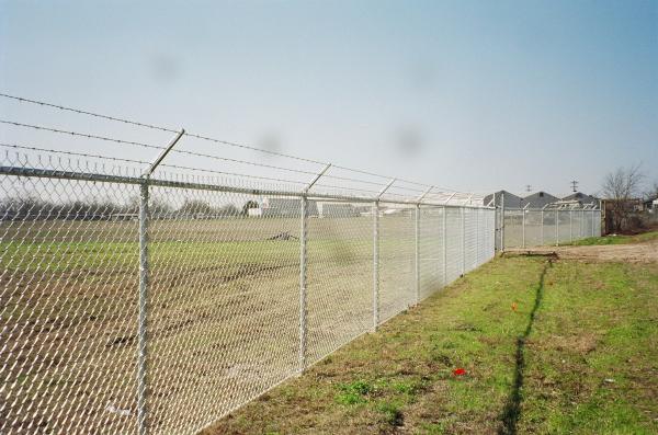 Aluminized Spiral Chain Link Perimeter Fencing System Top Ended with Barbed Wire
