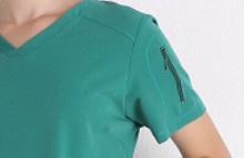 Las mujeres cuidan médico friegan