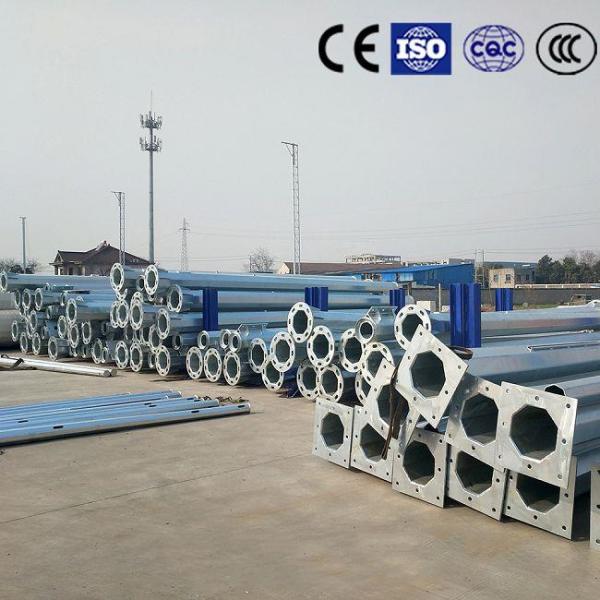 Высокий рангоут возвышается поляки заливающего освещения высокой яркости поляков освещения торгового района