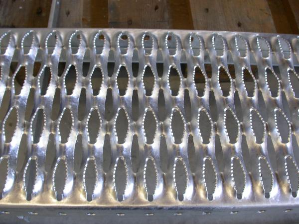 Perforated Anti Skid Metal Plate / Metal Anti Slip Flooring Long Life