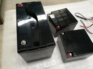 Recipiente colorido que carrega baterias acidificadas ao chumbo do ciclo