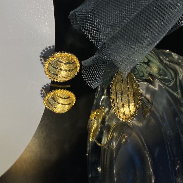 Graciosos aretes de oro de plumería de 18 caratos