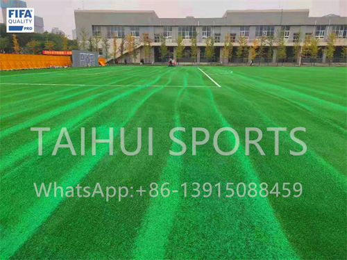 Зеленый травяной резиновый наполнитель 1,3 г/см3 Ультрафиолетоустойчивый для спортивных полей с искусственной травой