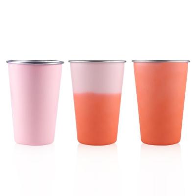 Une tasse en acier inoxydable à paroi unique, étanche à la fuite, à changement de couleur, isolée, avec paille, facile à ranger pour le dîner en famille ou les activités en plein air