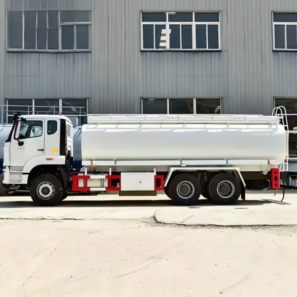 HOWO 6X4 371HP 20000L Fuel Tanker Truck / Fuel Delivery Truck Logo Custom