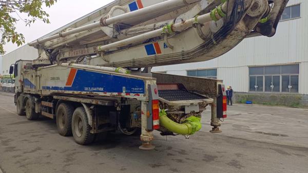 Used Zoomlion Model 2013 56m White Concrete Pump Truck With Benz Chassis