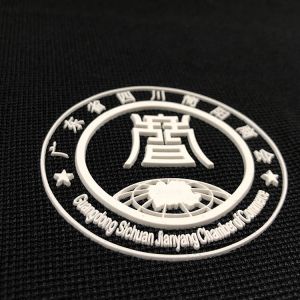 Силиконовые этикетки для одежды Передача пластизола Поднятый монохромный Силиконовые теги для багажа Производители