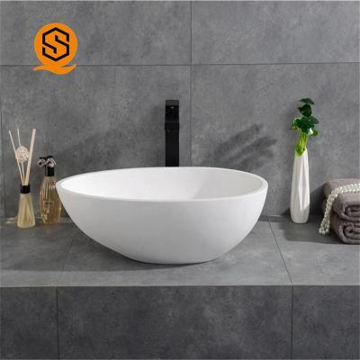 Lavabo do hotel acima do elemento corajoso de superfície contínuo da bacia contrária do banheiro
