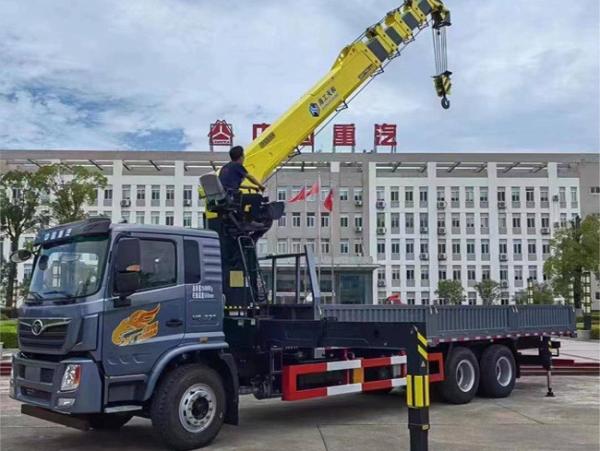 Shacman Chassis Euro II-Euro V Truck-Mounted Cranes With High-Speed Motion System And Increased Hydraulic Pressure