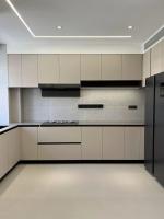 Armoires de cuisine en bois et blanc
