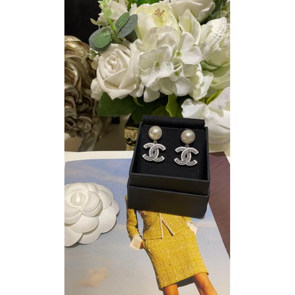 Pendientes de botón de perla CC de cristal y esmalte blanco chapados en oro de 18 quilates