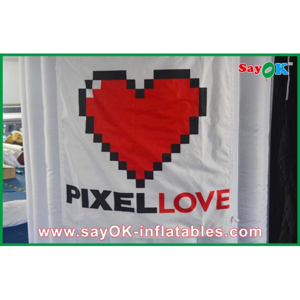 La cabina inflable de la foto emplea el paño inflable redondeado blanco de Photobooth 210D Oxford y la luz del LED