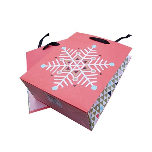 Christmas Art Paper Retail Shop Bags For Gifts Customized Color / Logo