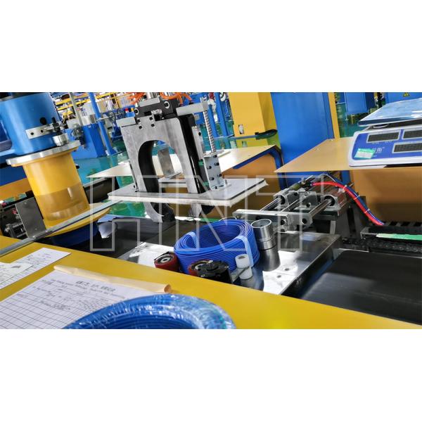 Провод кабеля свертывая спиралью и связывая машину катушки кабеля машины связывая для строя провода и электрического провода