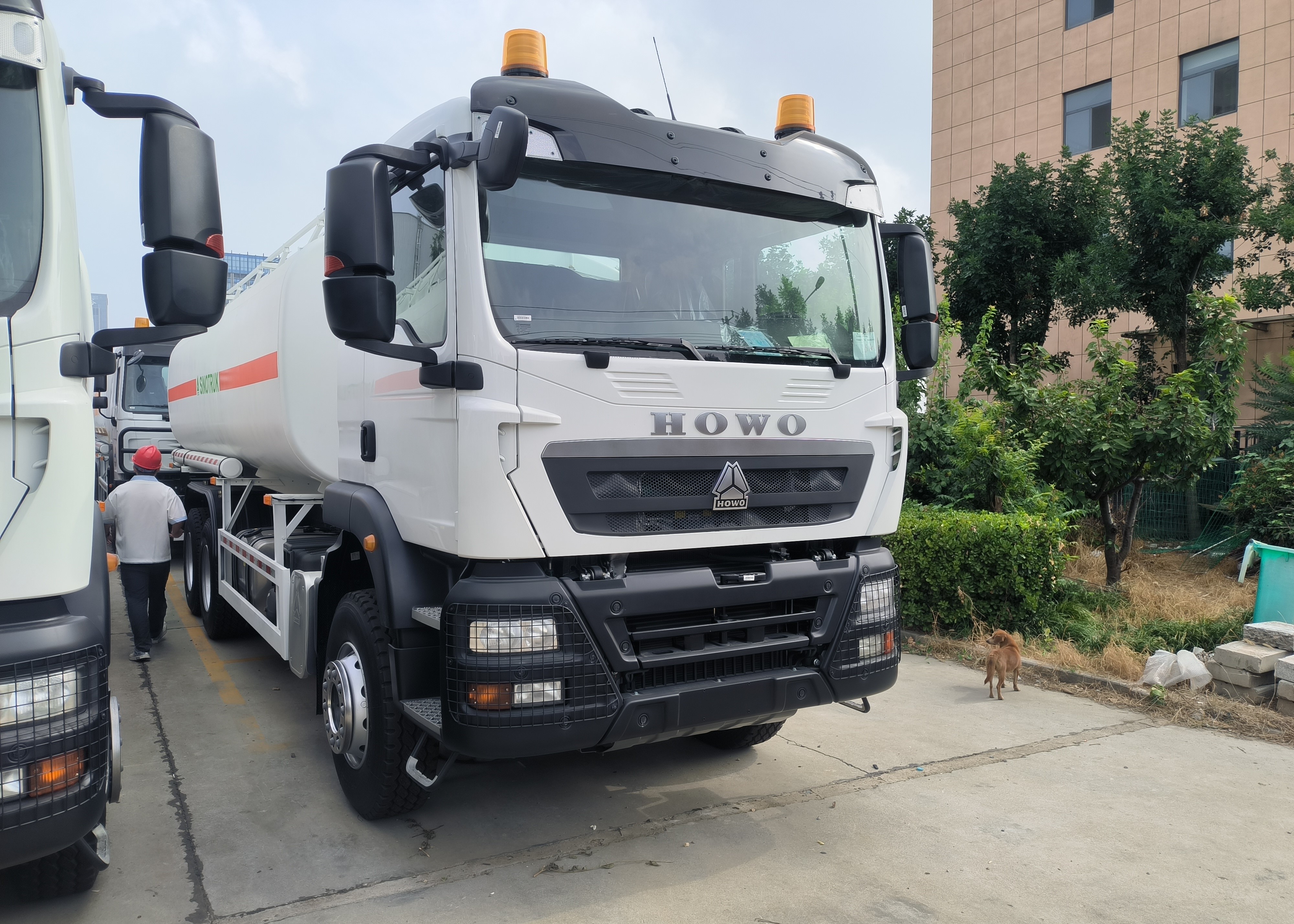 Euro 2 Emission Standard Oil Transport Truck Tanker Vehicle Suitable for Various Oil Types and Long Haul Transportation