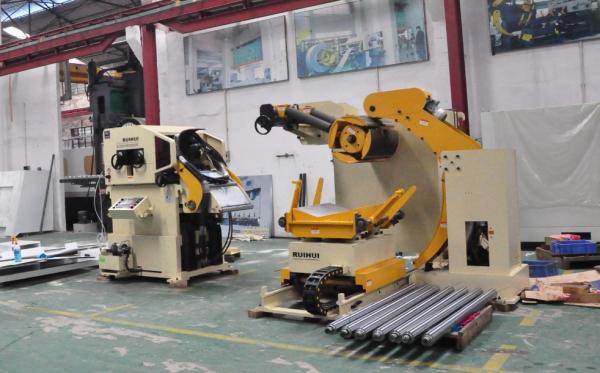 Straightener de aço de alumínio 3 do alimentador da bobina em 1 para a imprensa de perfuração