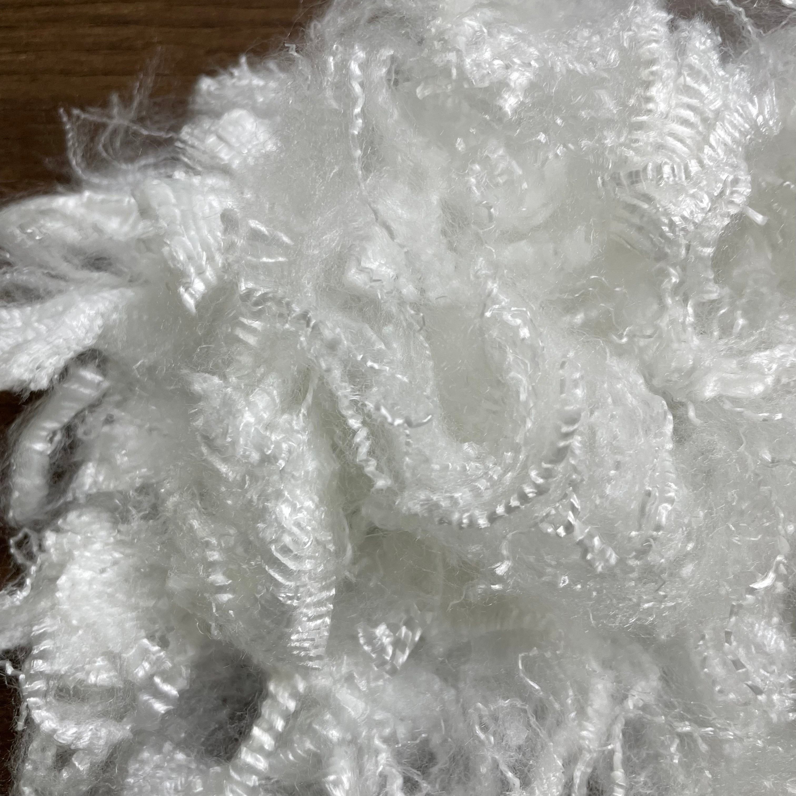 Only 40% of the dosage is needed for low melting point and enhanced hardness. It can be used for bonding clothing, bags and other scenes without the need for glue.
