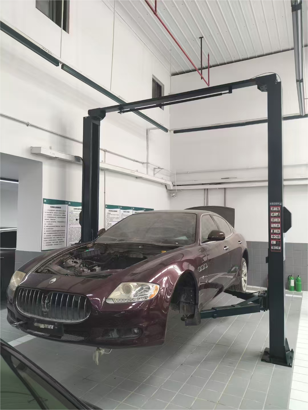 4000kg Capacity Hydraulic Lift with Two Post Design for Sedan SUV and Pickup Truck