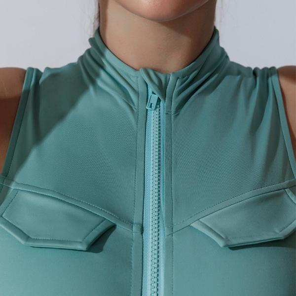O um tênis enrugado da roupa do golfe das mulheres da parte contorna grupos sem mangas com short