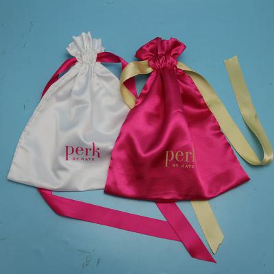 Saco de cordão do cetim da composição com os bens pequenos personalizados logotipo do tamanho do projeto