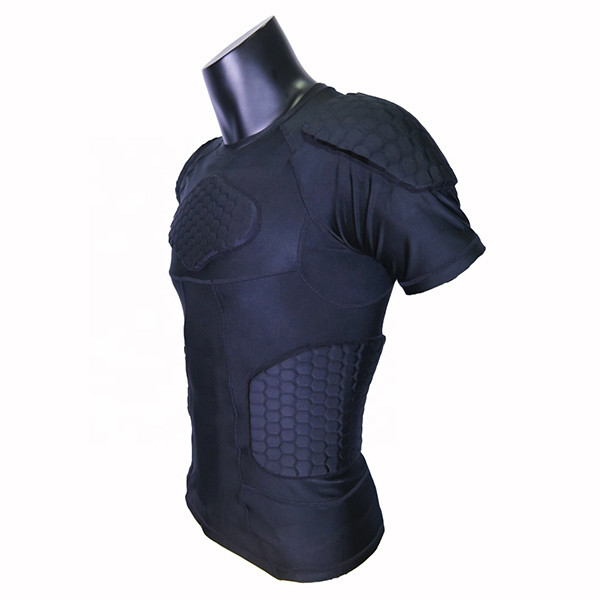 Простой темнокожий молодой человек проложил рубашки обжатия/рубашку Лыкра обжатия футбола