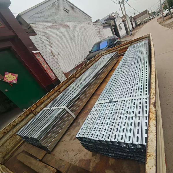 Accesorios de bandeja de cable de fábrica a medida Accesorios eléctricos de acero inoxidable perforado galvanizado en caliente para el cableado industrial