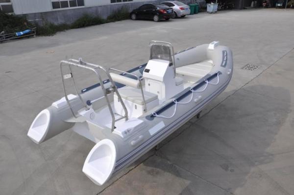 High Capacity Small Rib Boat Rigid Hull 480 cm PVC Center Console With Cushions