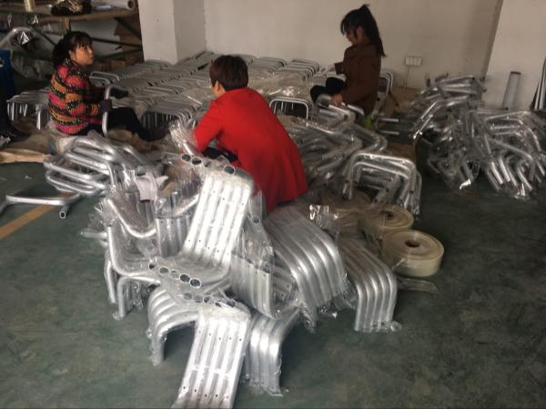 Tubo redondo de alumínio anodizado prata fazendo à máquina de AA20um com furos
