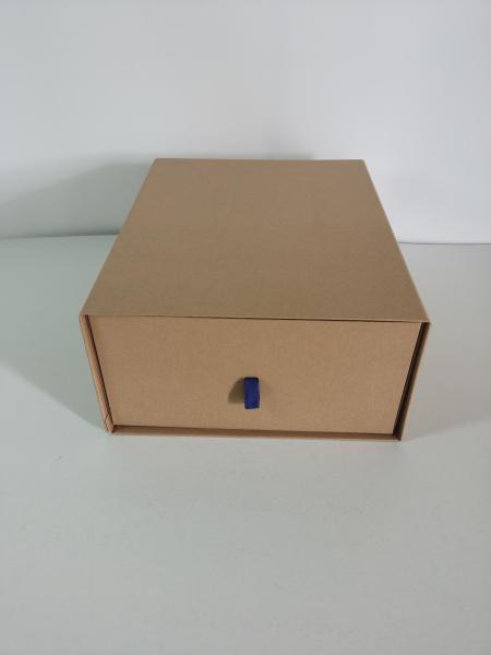 カスタマイズされたクラフトボード 折りたたむ梱包箱 簡単に出荷できる引き出し 折りたたむ箱 靴の出荷箱 服装の梱包