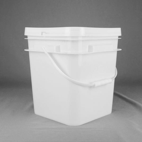 Gérer un récipient en plastique carré de 10 litres