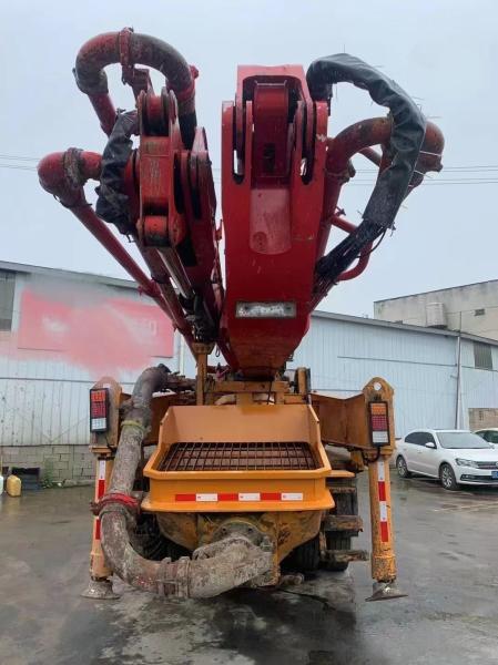 Máquinas de construção usadas Sy Boom Pump Truck com Max.Vertical Reach 46 Meter Vermelho