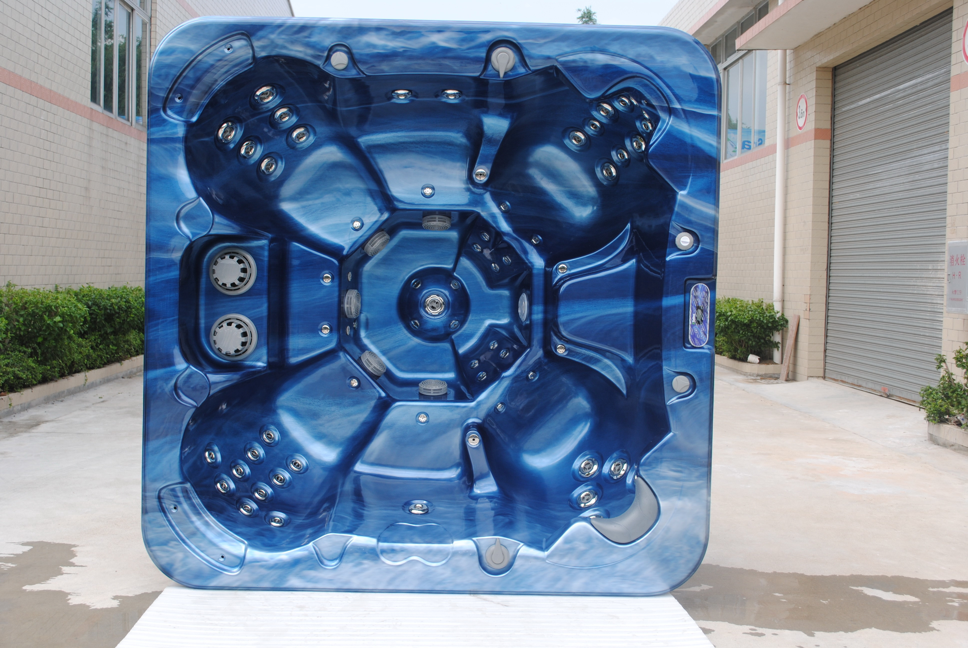 Portable Acrylic Massage Outdoor Bathtubs with 1 Cooling Seat, 1220 Liters Water Capacity